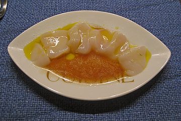 Sashimi von Jakobsmuscheln mit Gewürzöl und Ponzu Sauce