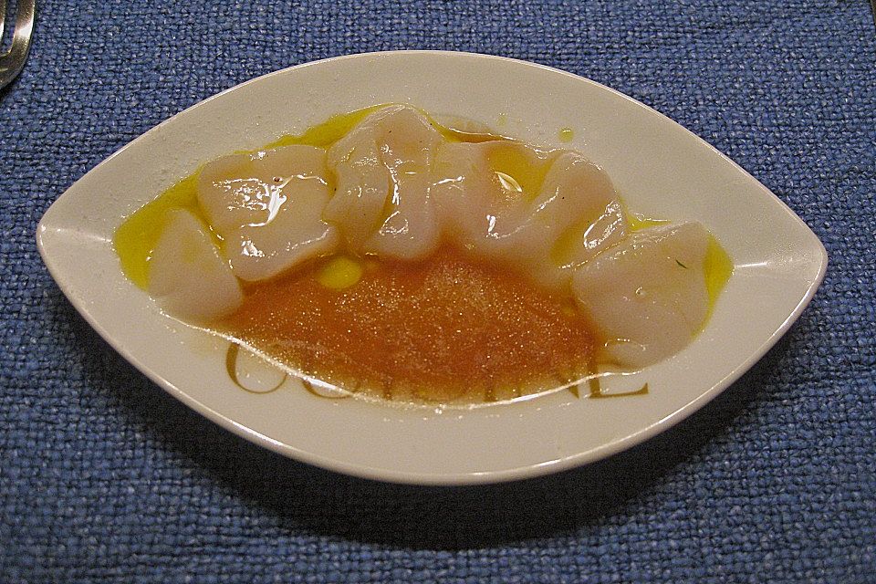 Sashimi von Jakobsmuscheln mit Gewürzöl und Ponzu Sauce