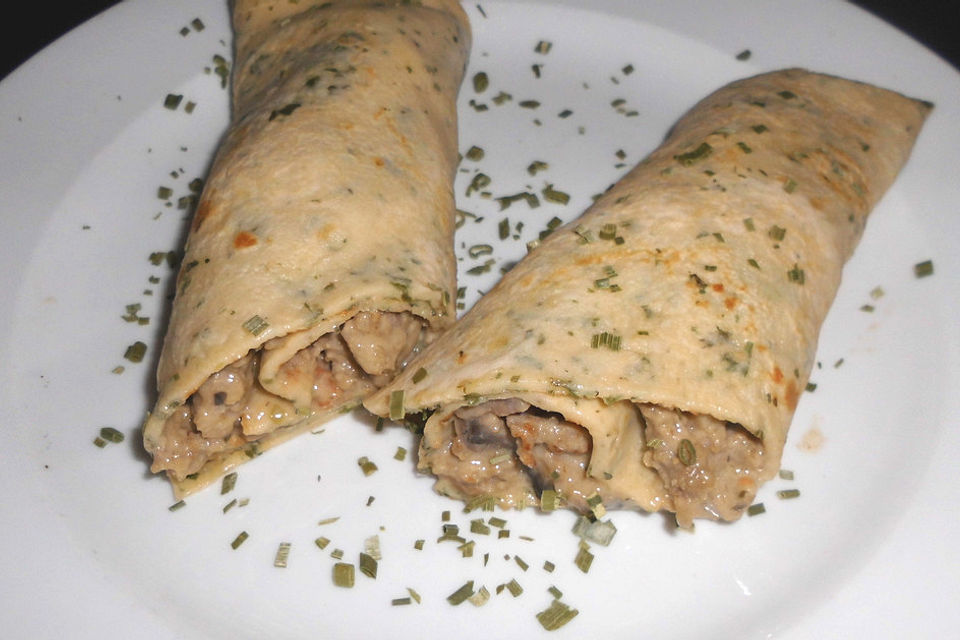 Gefüllter Pfannekuchen mit Hackfleisch und Champignons