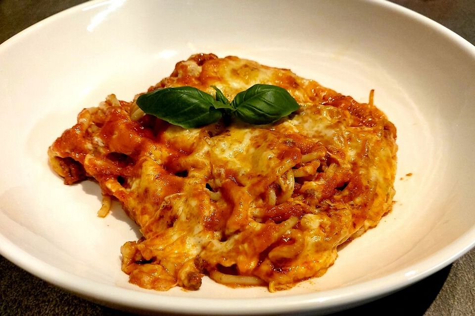 Spagetti Bolognese aufgelaufen auf Graubrot