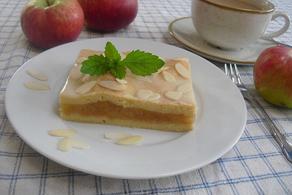 Apfelkuchen gedeckt vom Blech