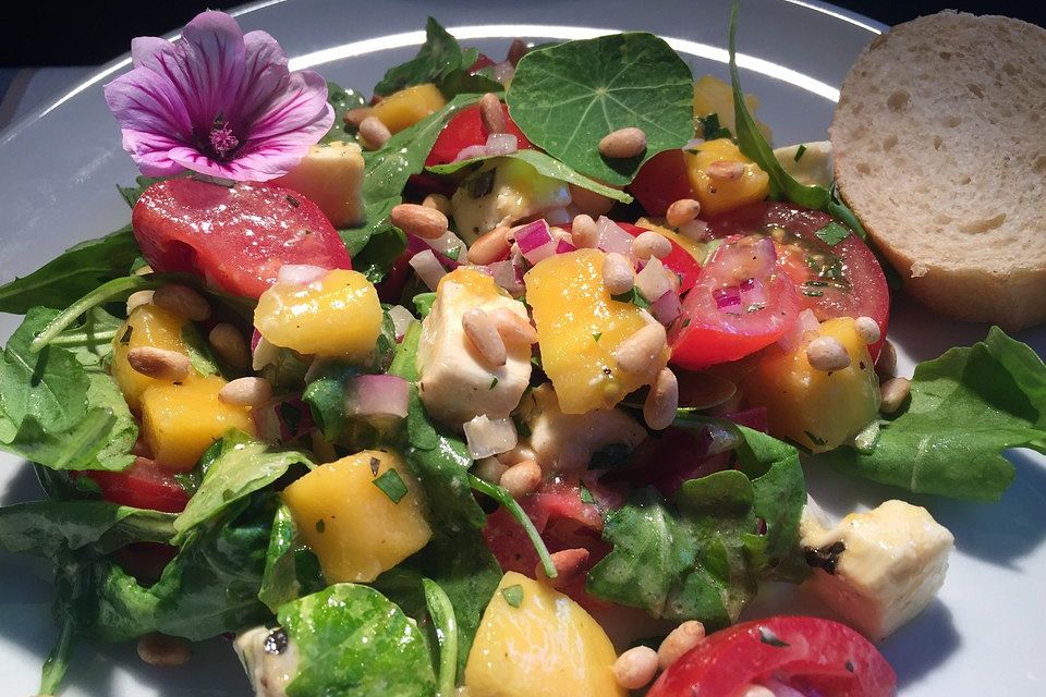 Mango-Mozzarella-Salat mit Rucola und Cocktailtomaten