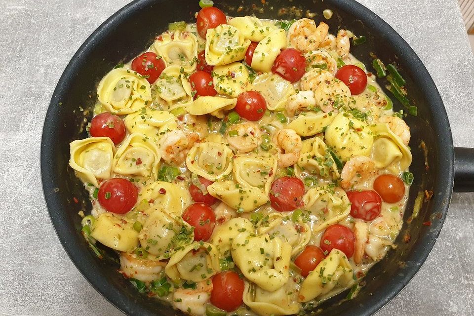 Cherrytomaten-Tortellini mit Garnelen