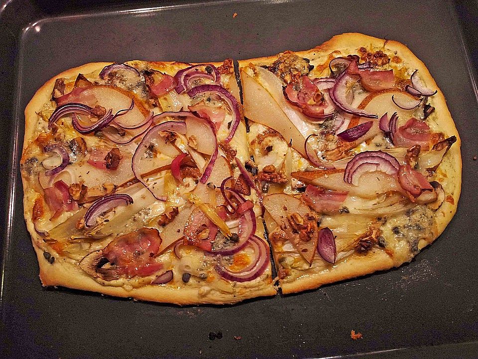 Chicoree-Birnen-Pizza mit Gorgonzola von macbletal| Chefkoch