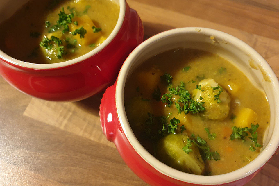 Steckrüben-Rosenkohl-Eintopf mit Maronen und Mettwurst