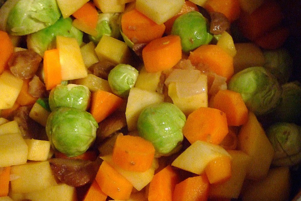 Steckrüben-Rosenkohl-Eintopf mit Maronen und Mettwurst