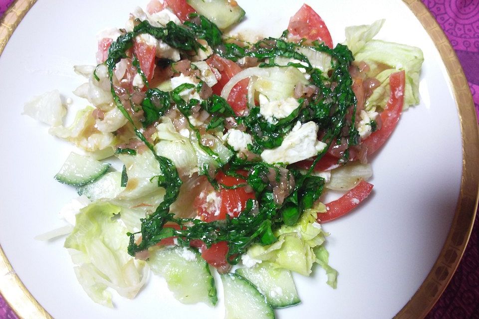 Sommerlicher Salat mit Tomaten und Feta