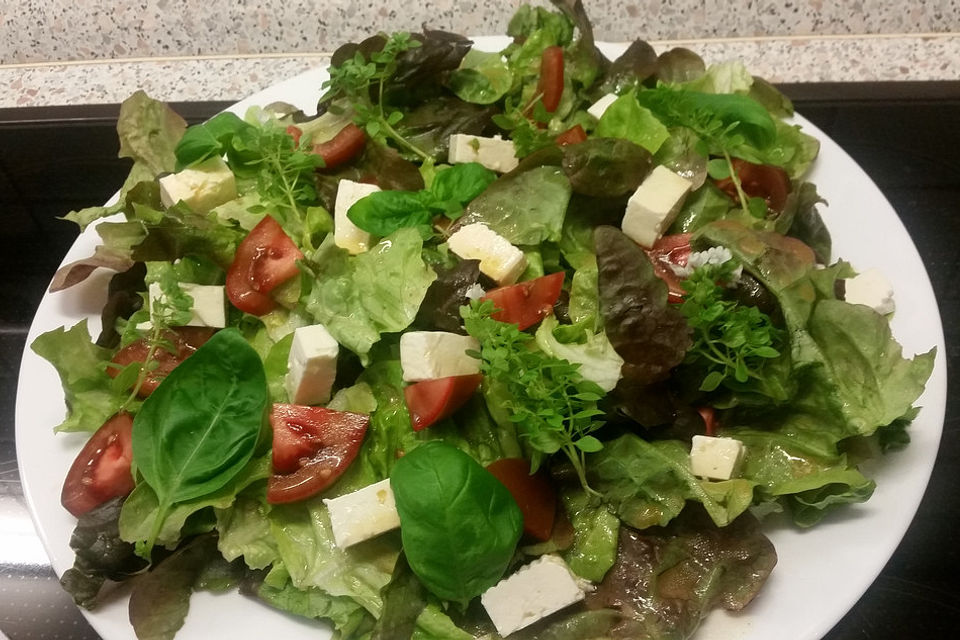 Sommerlicher Salat mit Tomaten und Feta