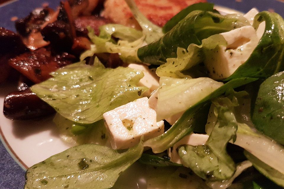 Sommerlicher Salat mit Tomaten und Feta