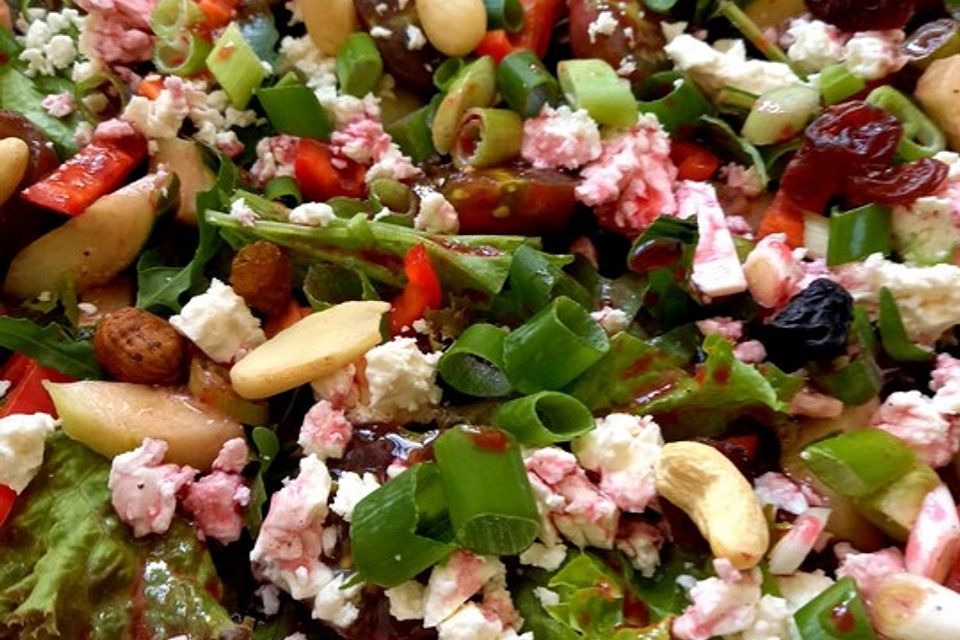 Sommerlicher Salat mit Tomaten und Feta