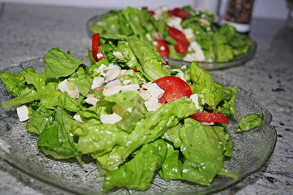 Sommerlicher Salat mit Tomaten und Feta