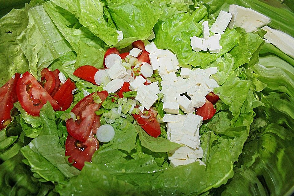 Sommerlicher Salat mit Tomaten und Feta