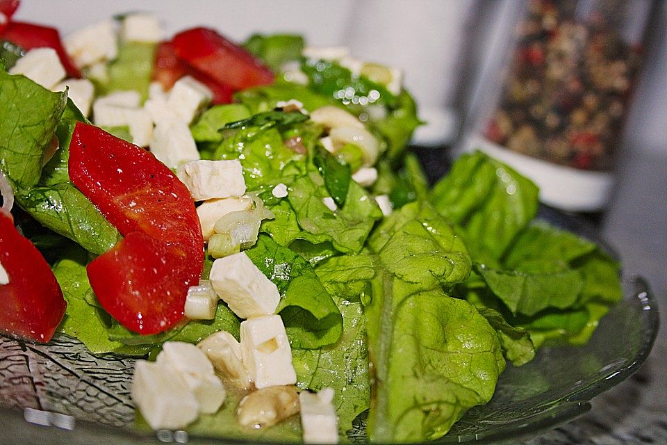 Sommerlicher Salat mit Tomaten und Feta