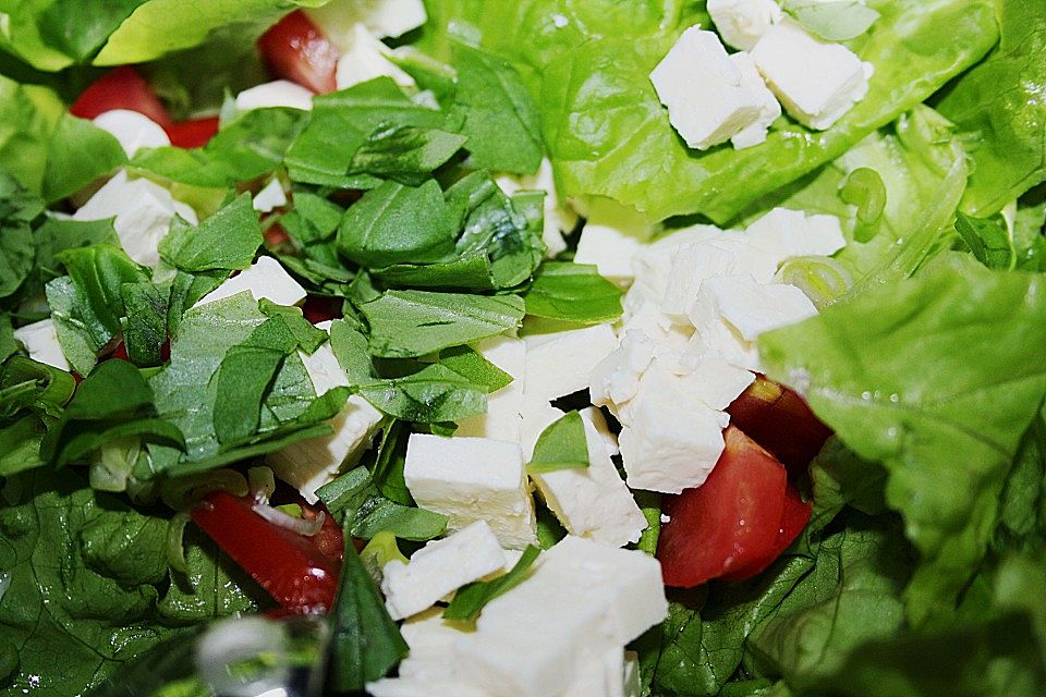 Sommerlicher Salat mit Tomaten und Feta