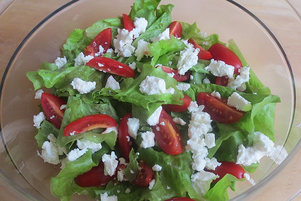 Sommerlicher Salat mit Tomaten und Feta