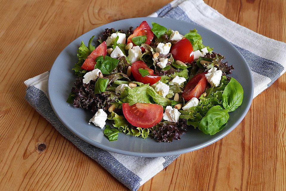 Sommerlicher Salat mit Tomaten und Feta