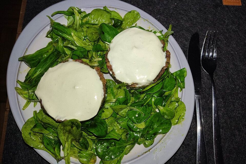 Beef-Tatar auf Bauernbrot mit Senfcreme