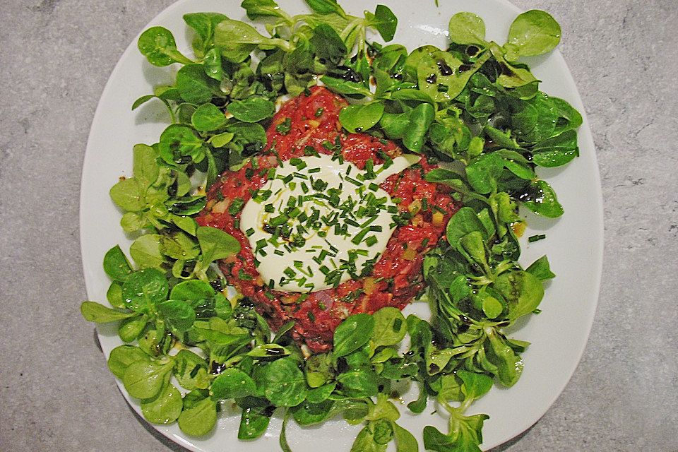 Beef-Tatar auf Bauernbrot mit Senfcreme