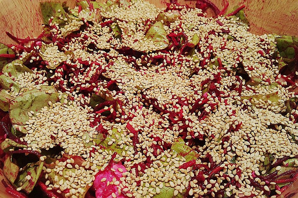 Salat mit Rote Bete, Sesam und Feta