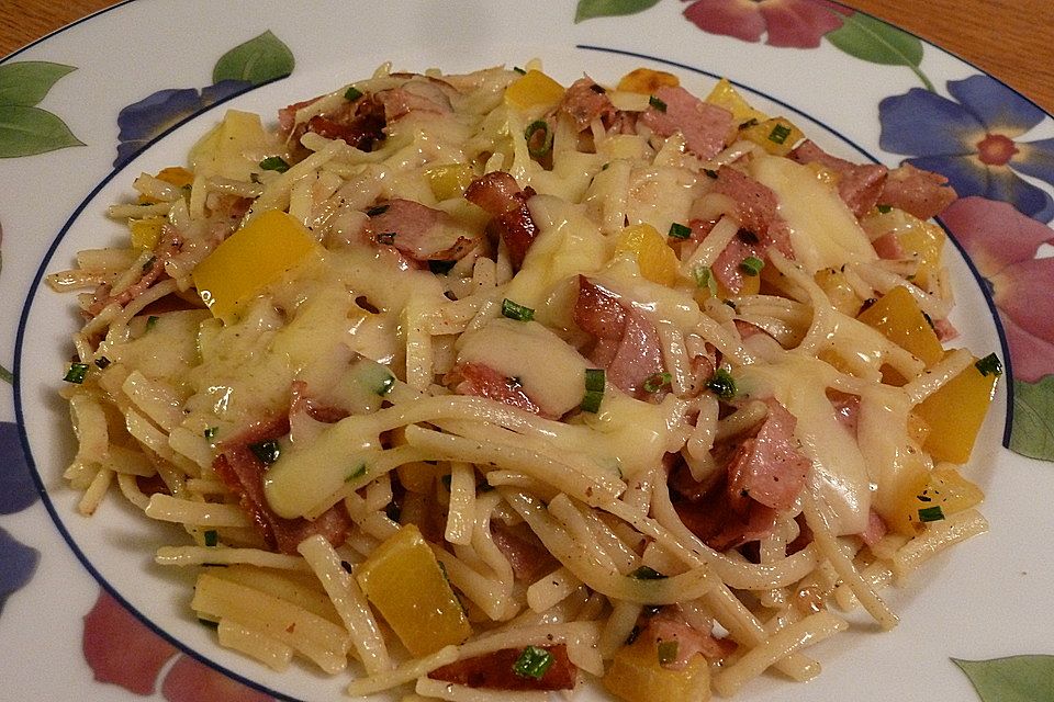 Penne-Schmandpfanne mit Leberkäs, Schnittlauch, Paprika und Käse