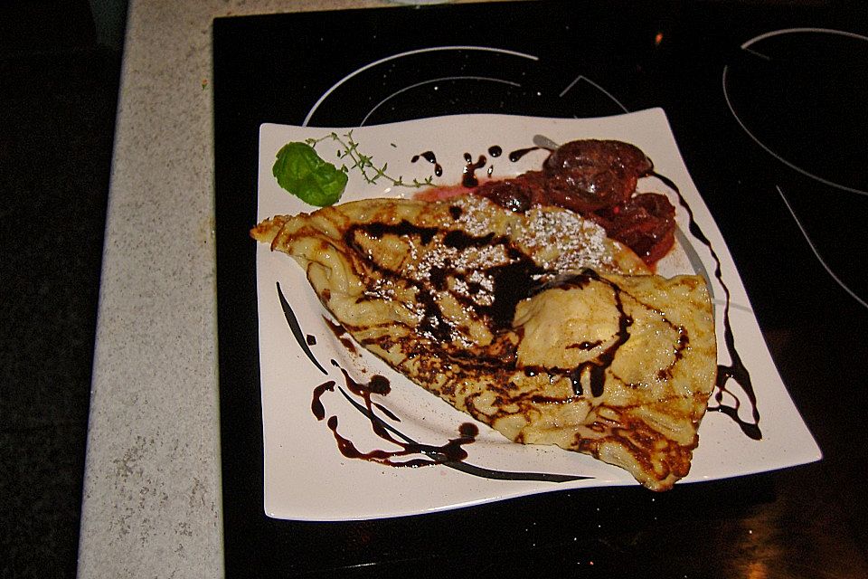 Crêpes mit Vanilleeis und Rotweinpflaumen