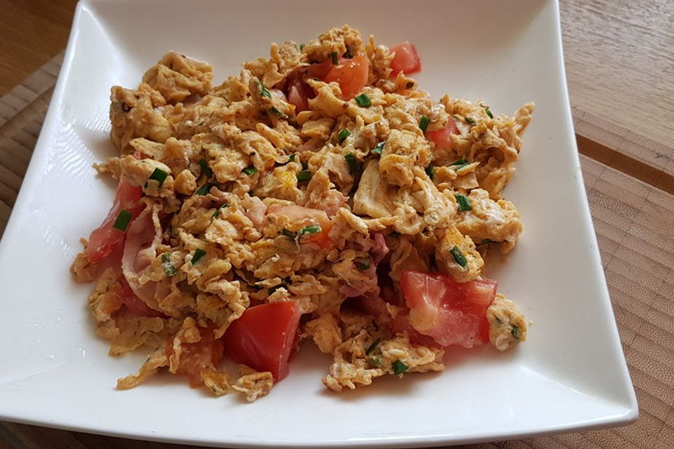 Rührei mit Tomaten und Schnittlauch