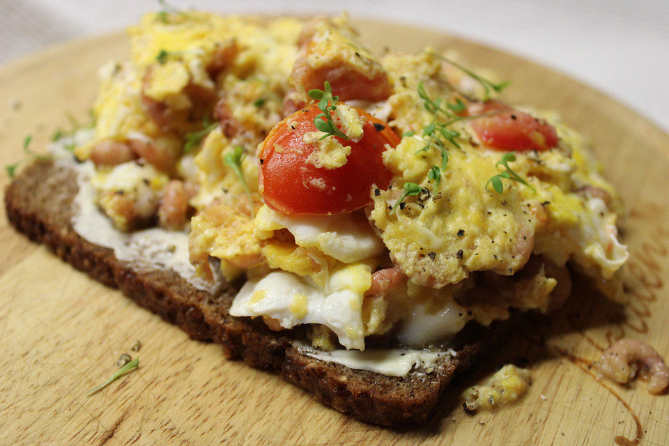 Rührei mit Tomaten und Schnittlauch