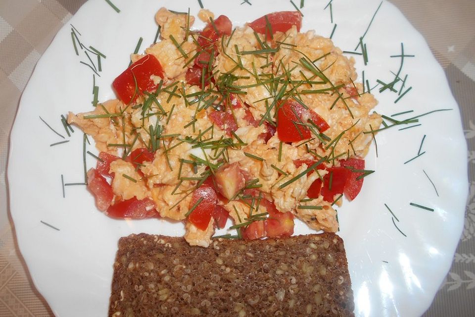 Rührei mit Tomaten und Schnittlauch