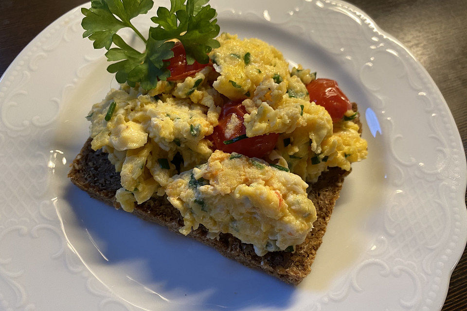 Rührei mit Tomaten und Schnittlauch