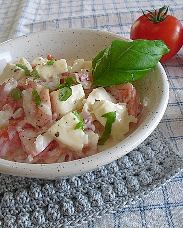 Tomaten-Mozzarella-Salat mit Joghurtdressing
