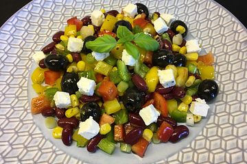 Bunter Salat mit Paprika, Oliven und Schafskäse