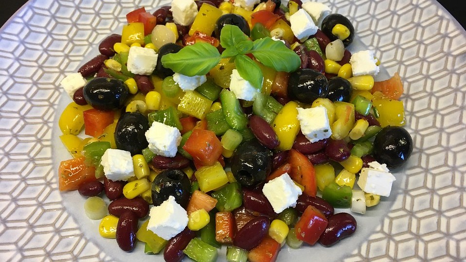 Bunter Salat mit Paprika, Oliven und Schafskäse von gerd-asmussen