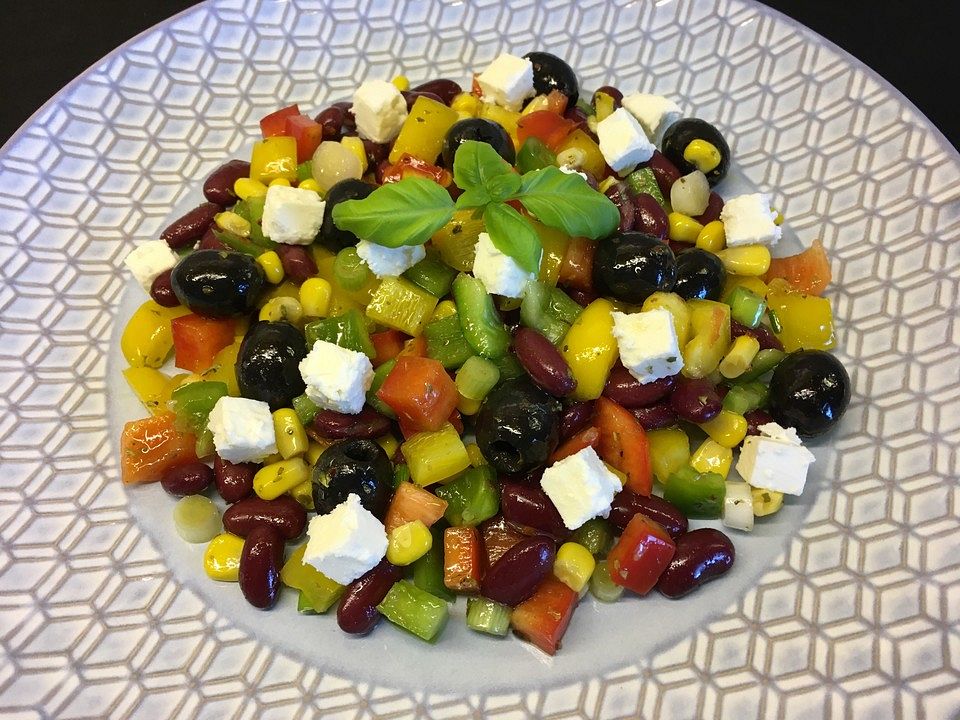 Bunter Salat mit Paprika, Oliven und Schafskäse von gerd-asmussen| Chefkoch