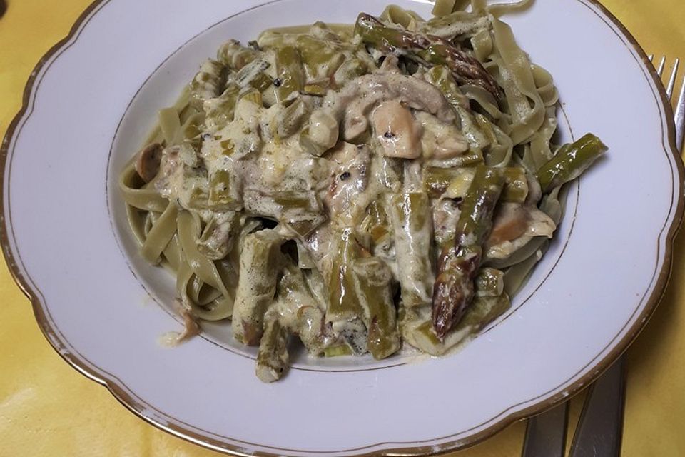 Grüne Nudeln mit Champignons und Spargel