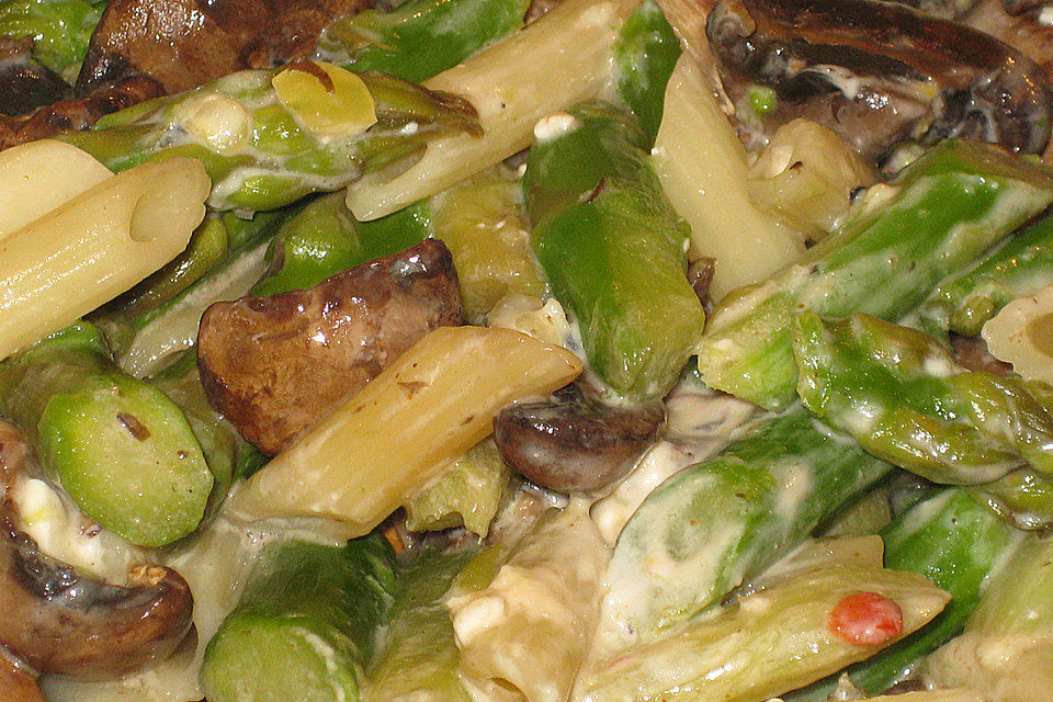 Grüne Nudeln mit Champignons und Spargel