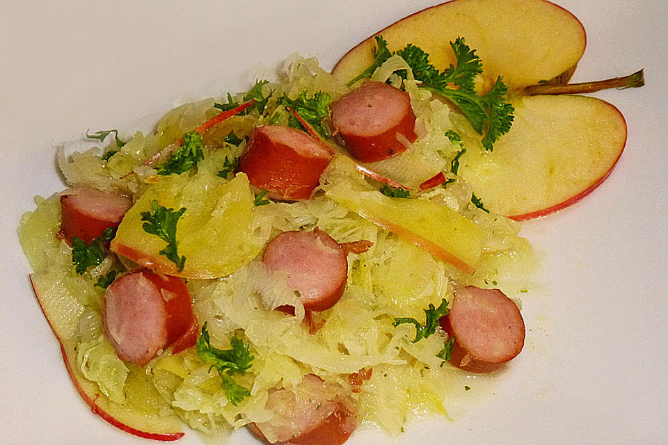 Spitzkohlpfanne mit Würstchen