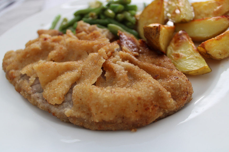 Wiener Schnitzel mit roh gebratenen Kartoffeln