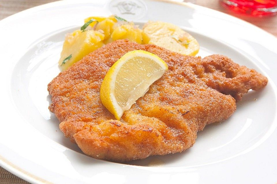 Wiener Schnitzel mit roh gebratenen Kartoffeln