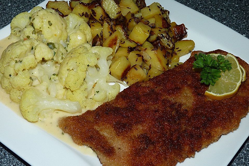 Wiener Schnitzel mit roh gebratenen Kartoffeln