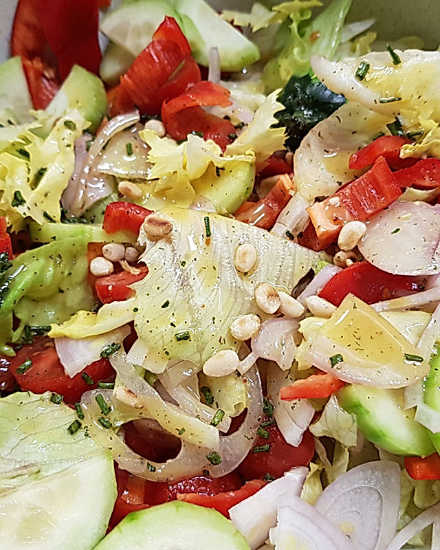 Bunter Salat mit Senf-Vinaigrette