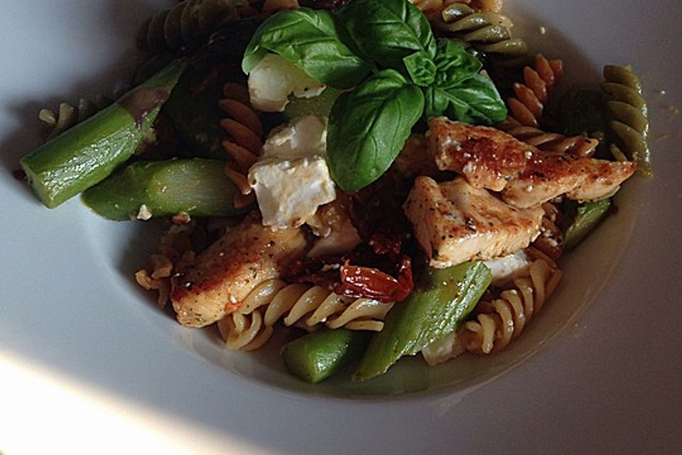 Ziegenkäse - Pasta mit Spargel und getrockneten Tomaten