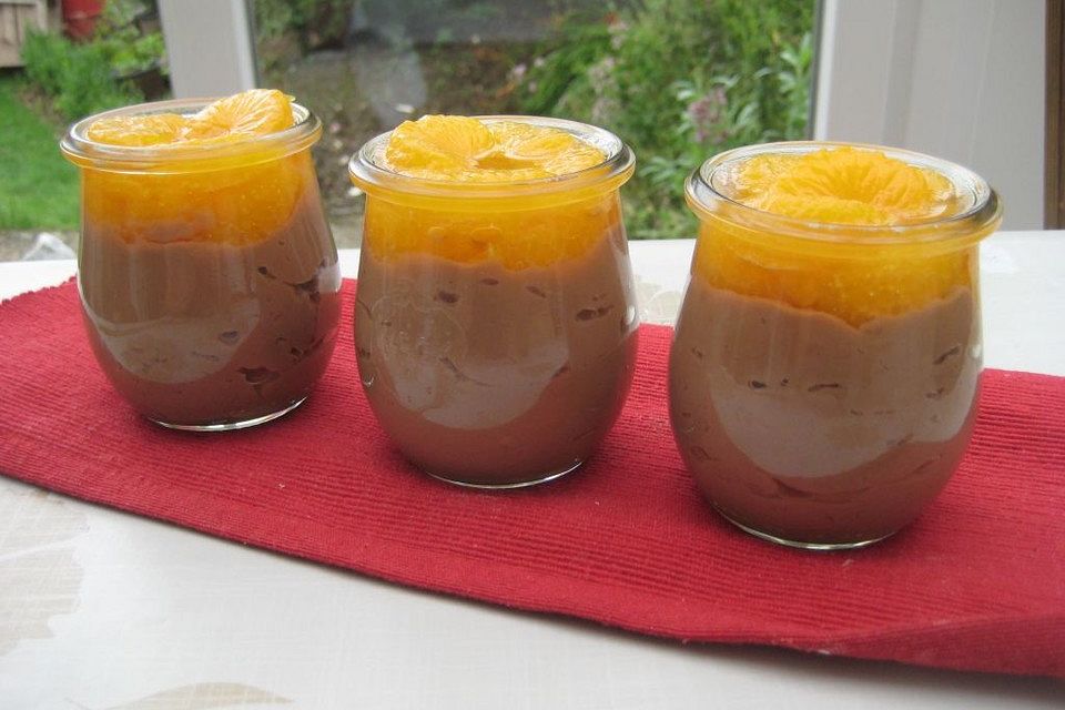 Schokoladenpudding mit Mandarinentopping