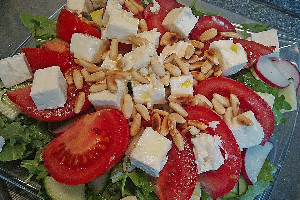 Bauernsalat mit Rauke und Pinienkernen