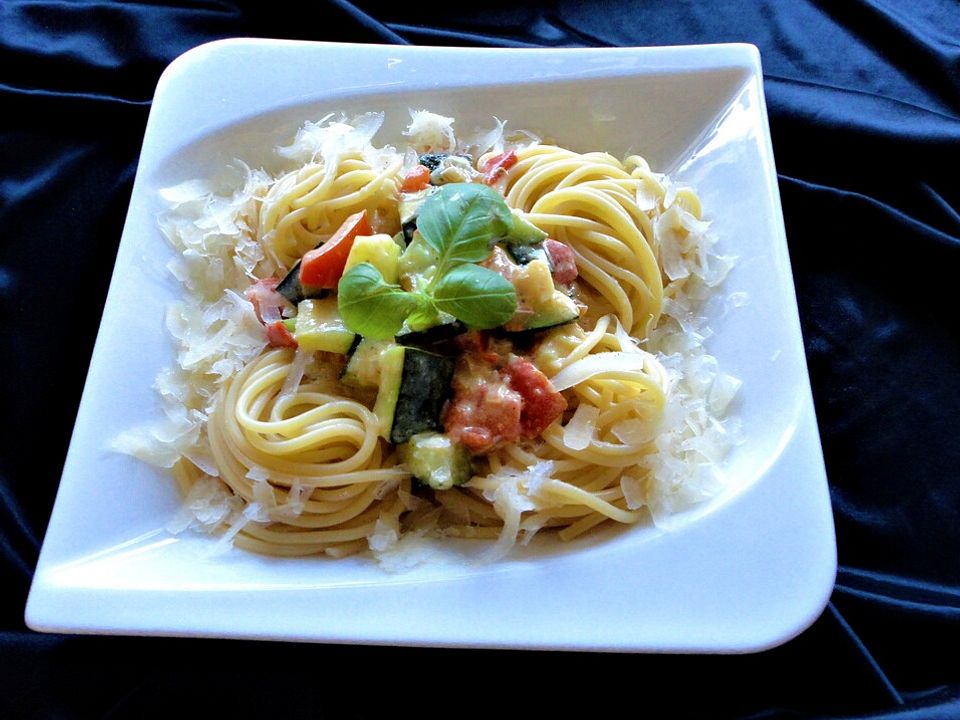 Nudelnester mit Zucchini- und Tomatengemüse von badegast1| Chefkoch