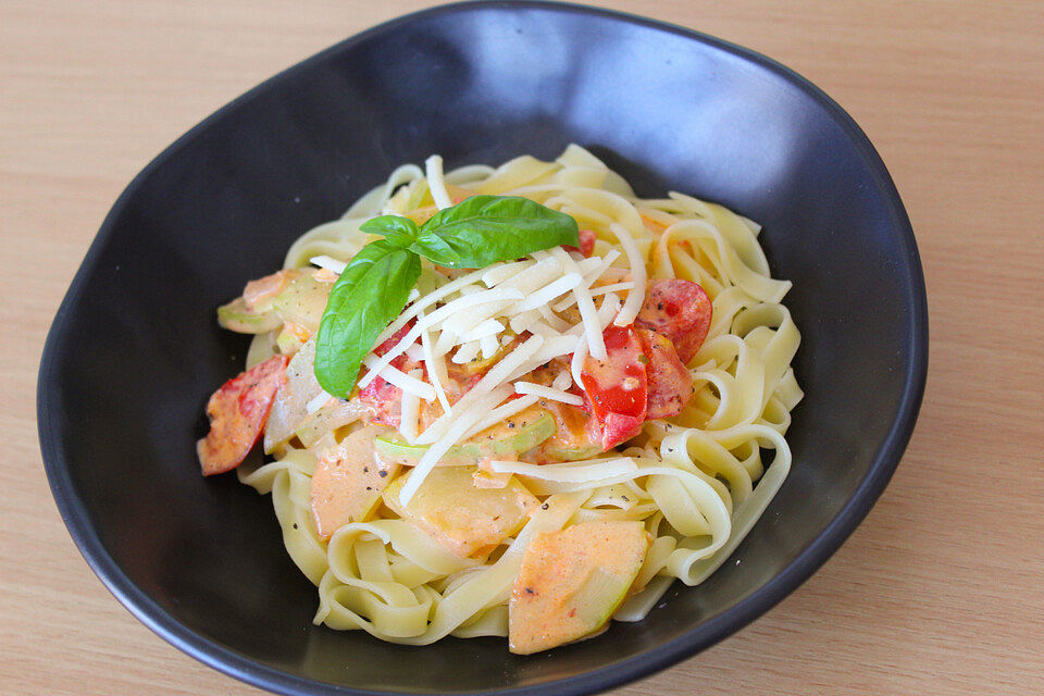 Nudelnester mit Zucchini- und Tomatengemüse