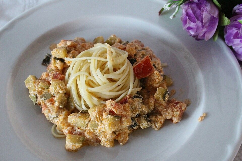 Nudelnester mit Zucchini- und Tomatengemüse