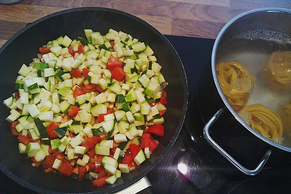 Nudelnester mit Zucchini- und Tomatengemüse