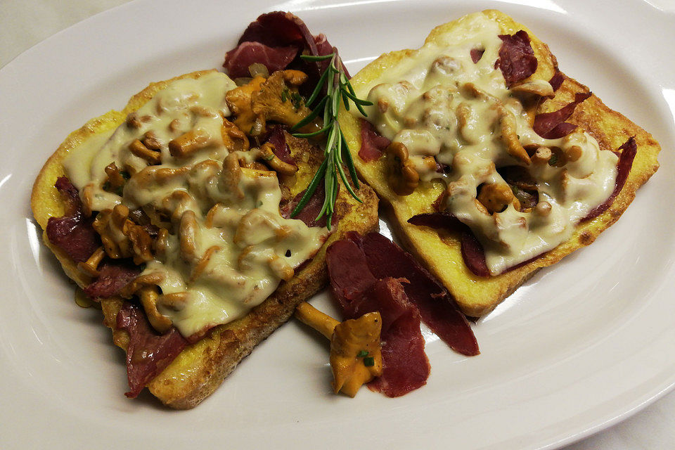 Eierbrot mit Waldpilzen