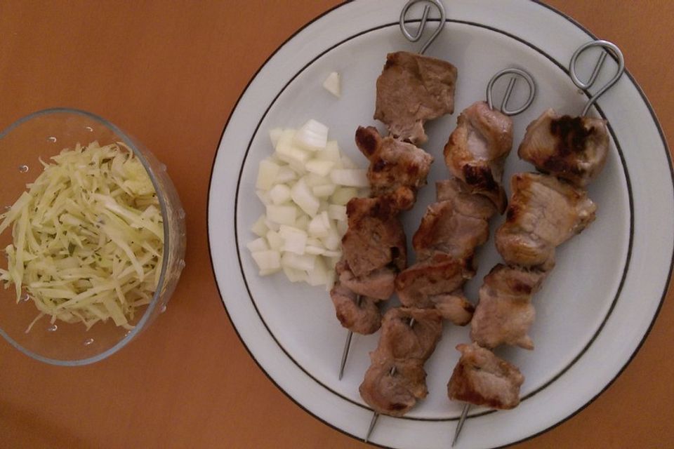 Raznjici mit Zwiebeln