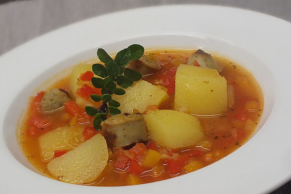 Kartoffelgulasch mit Wurst und Paprika